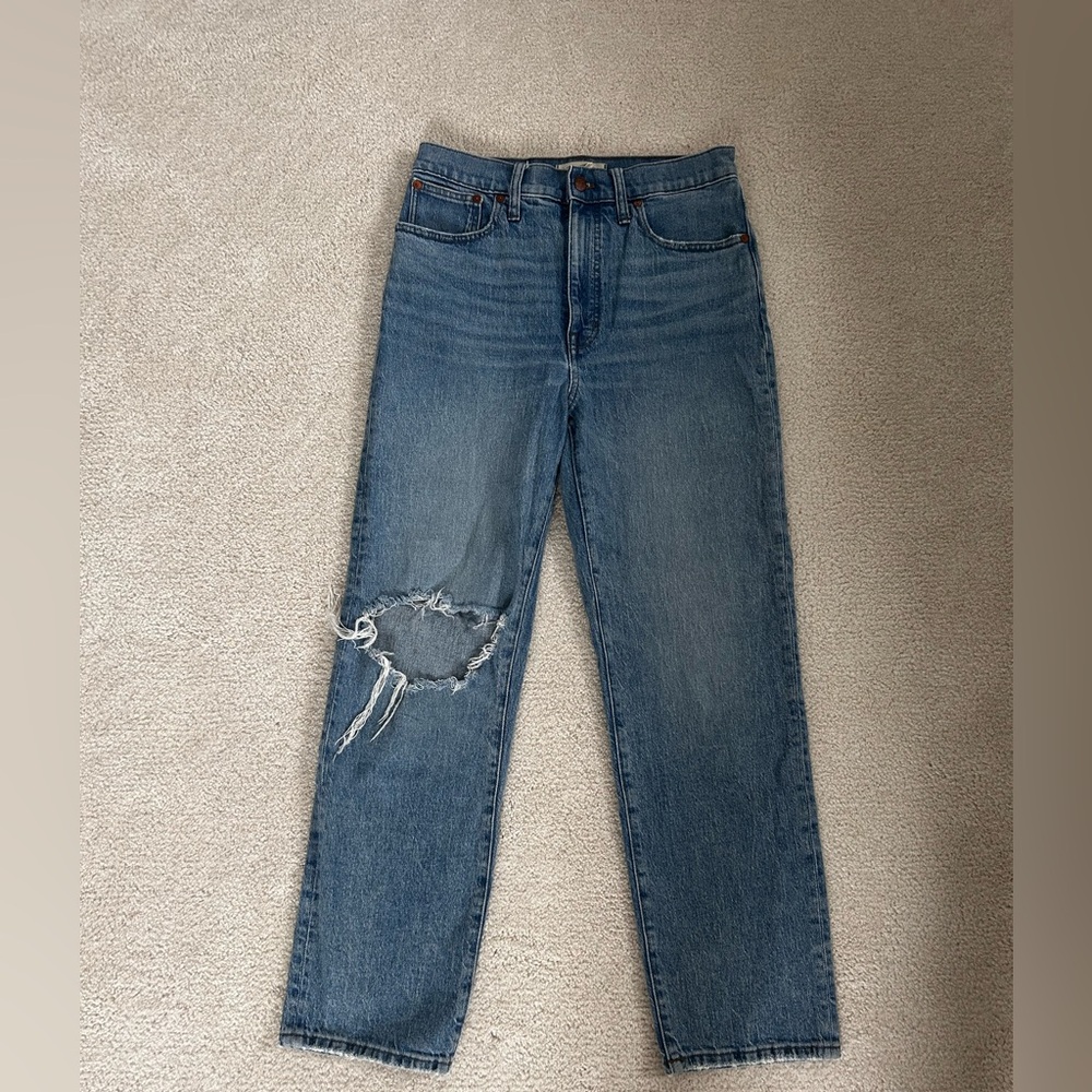 Perfect Vintage Straight Jean with a rip on the right knee and high waisted.